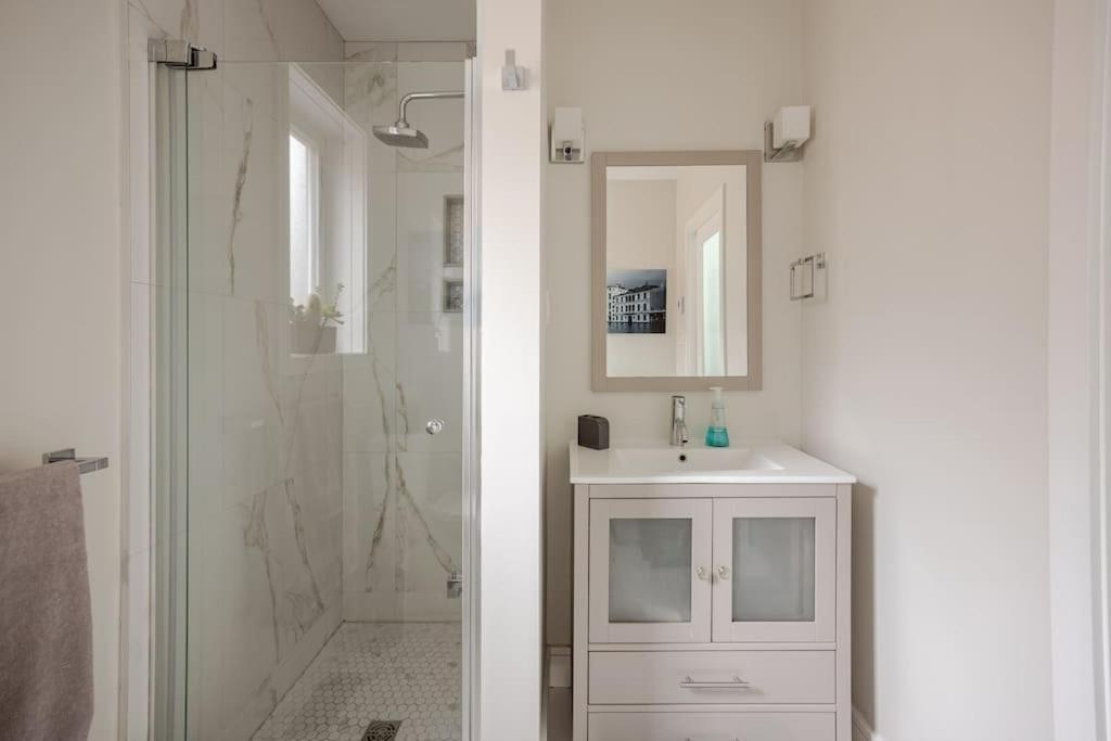 Lonborough Ave Upstairs Apartment *
