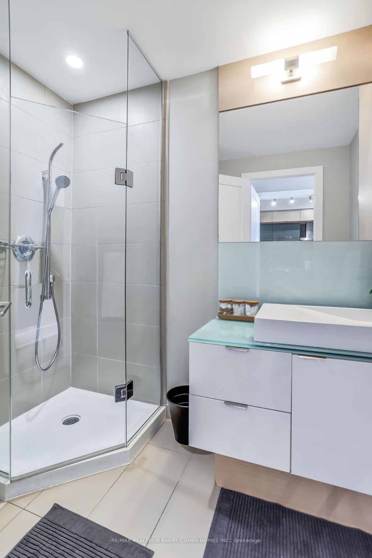 Downtown With Free Parking Apartment *