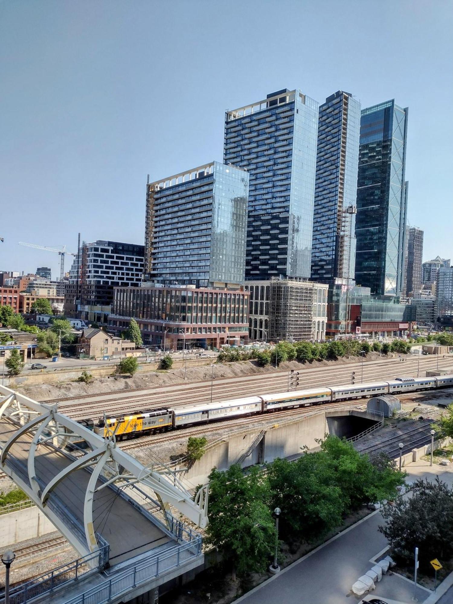 Downtown Condo, Free Indoor Parking With Amazing View Apartment Toronto