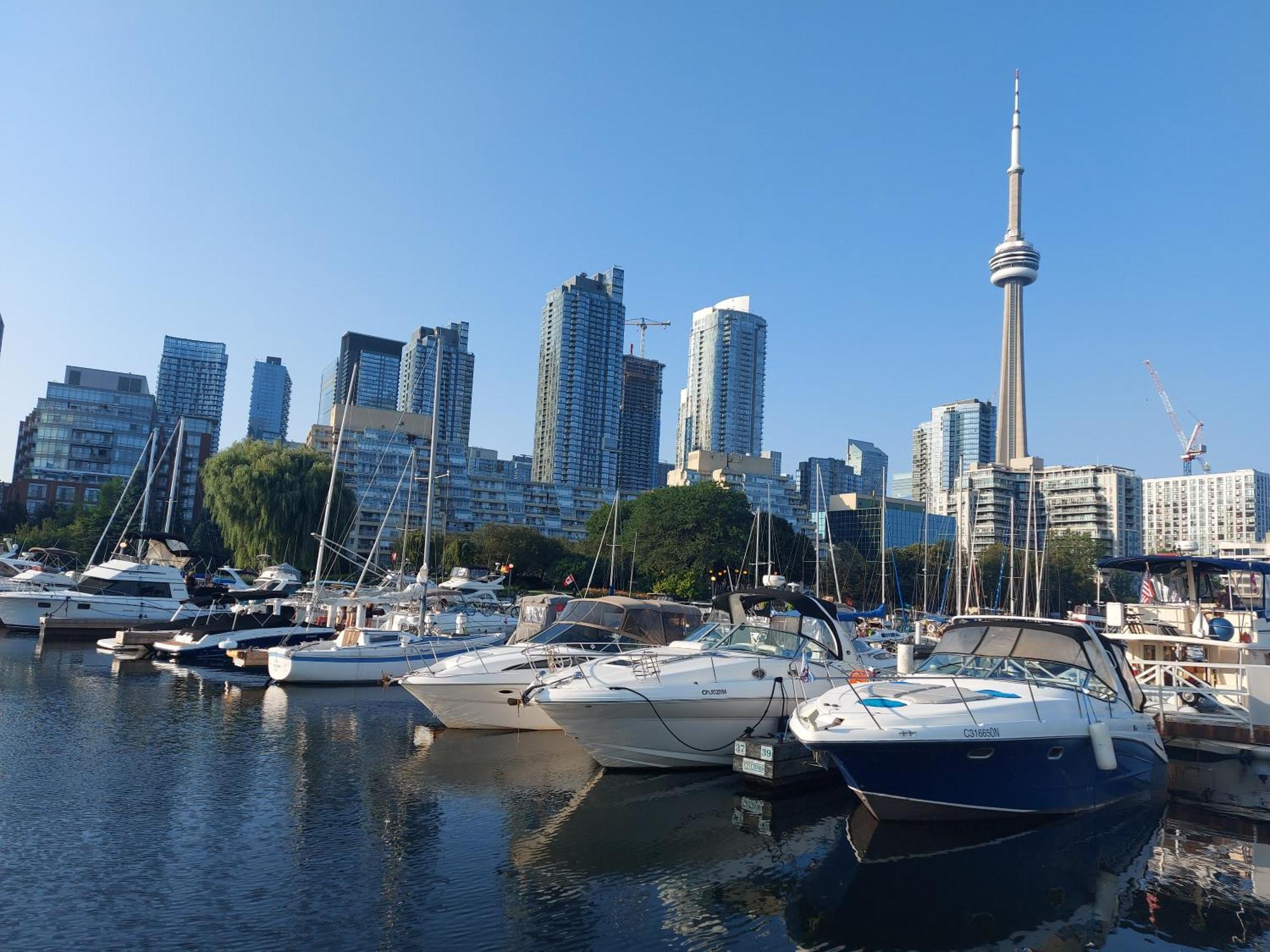 Downtown Condo, Free Indoor Parking With Amazing View Apartment *