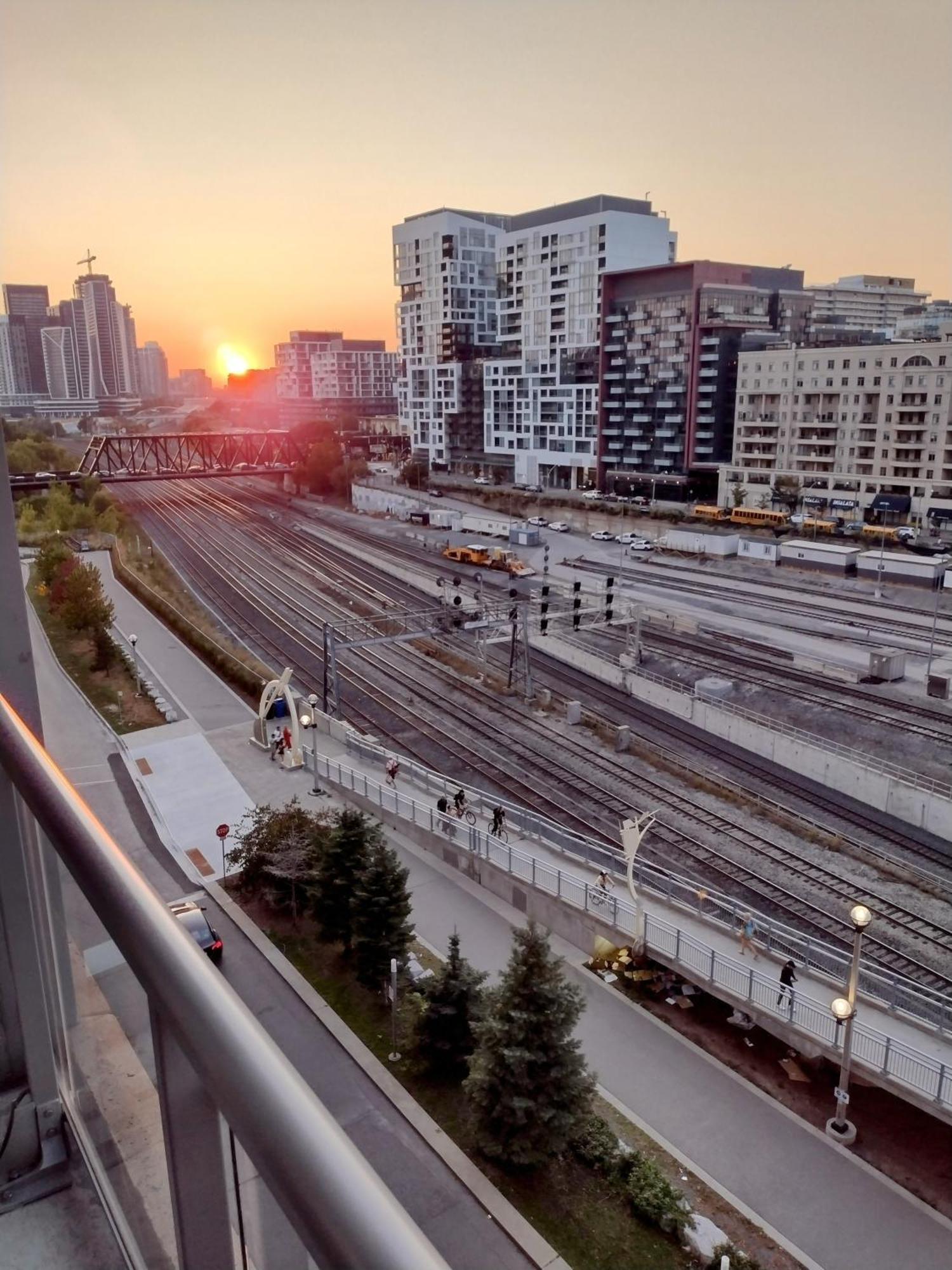 Apartment Downtown Condo, Free Indoor Parking With Amazing View Toronto