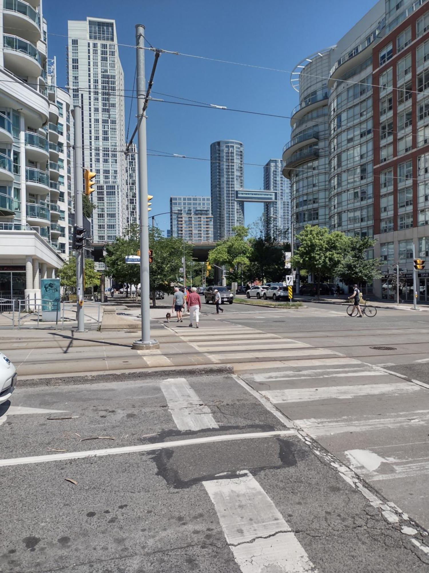 Downtown Condo, Free Indoor Parking With Amazing View * Toronto