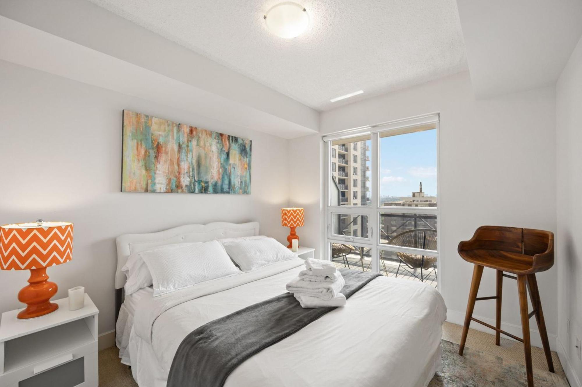 Luxury 2bdr W Pool, Hot Tub, Sauna & 10m From Airport *