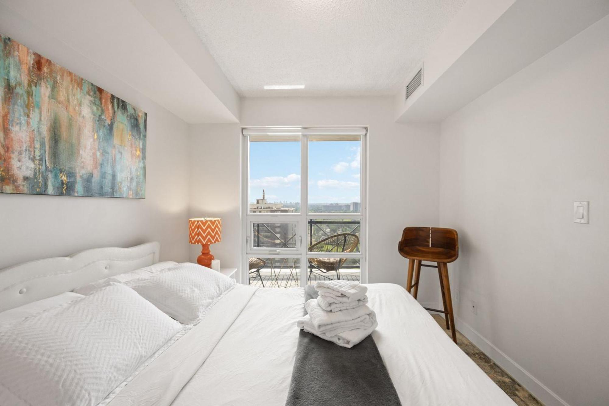 Luxury 2bdr W Pool, Hot Tub, Sauna & 10m From Airport Apartment Toronto
