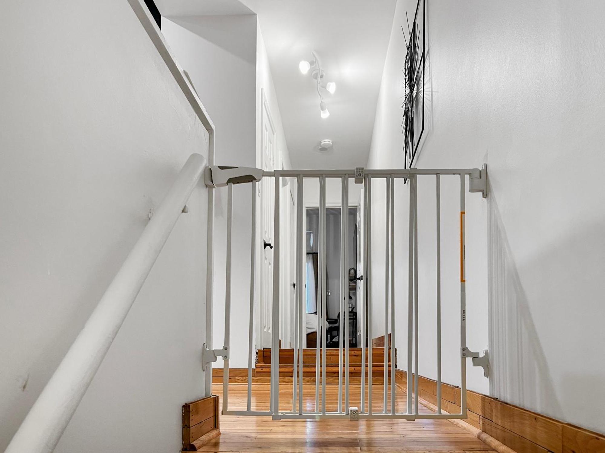 Historic Old Victorian With Deck And Parking *