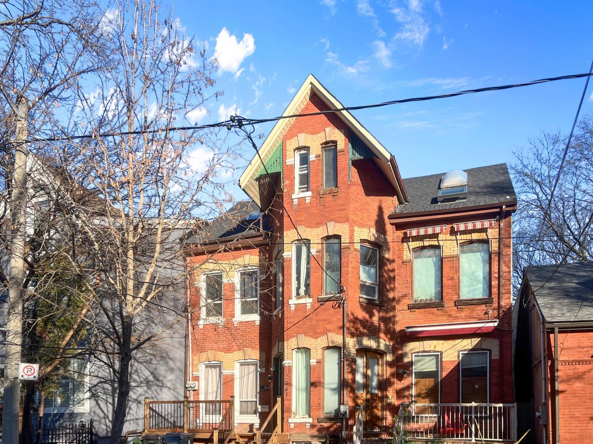 Historic Old Victorian With Deck And Parking