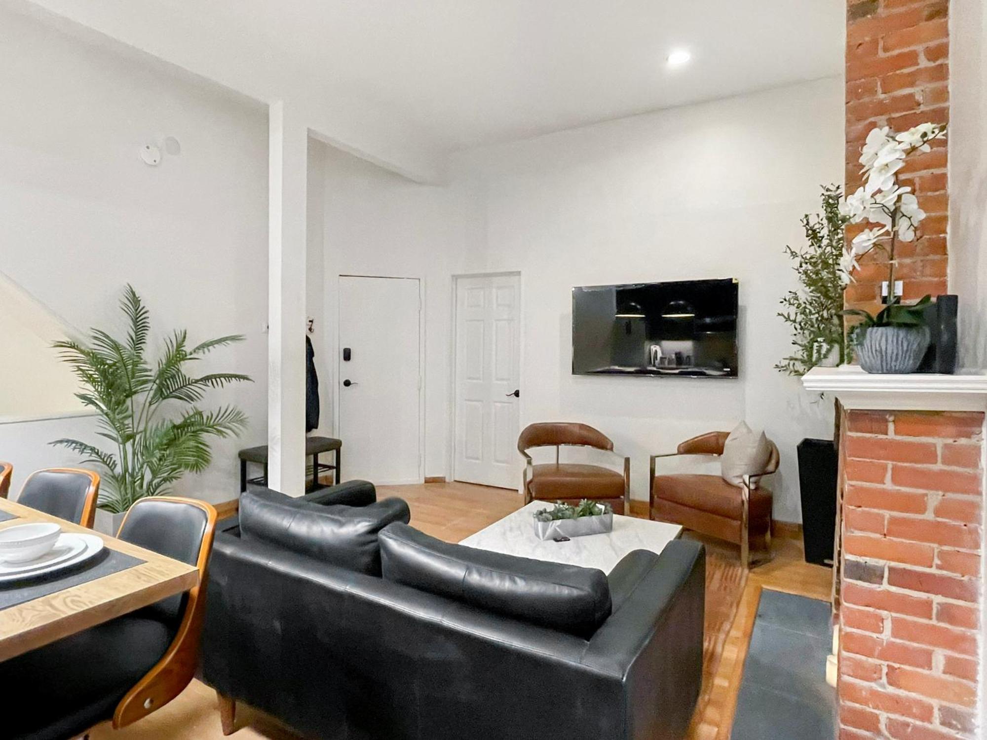 Historic Old Victorian With Deck And Parking Apartment