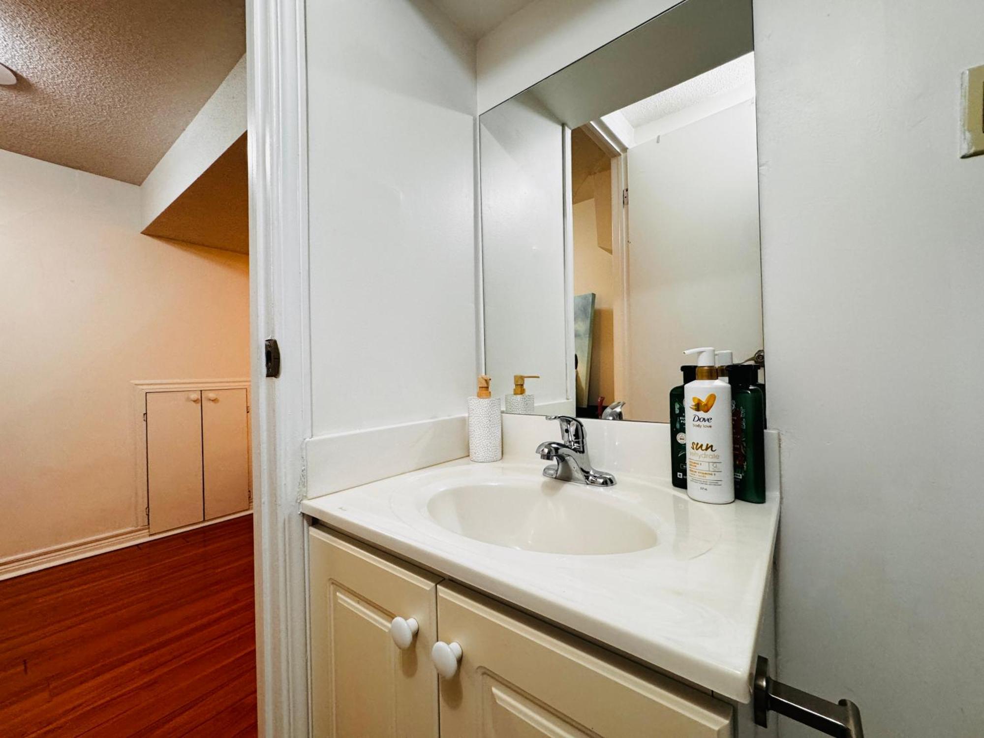 Apartment Cozy Walkout Basement With Tranquility Toronto