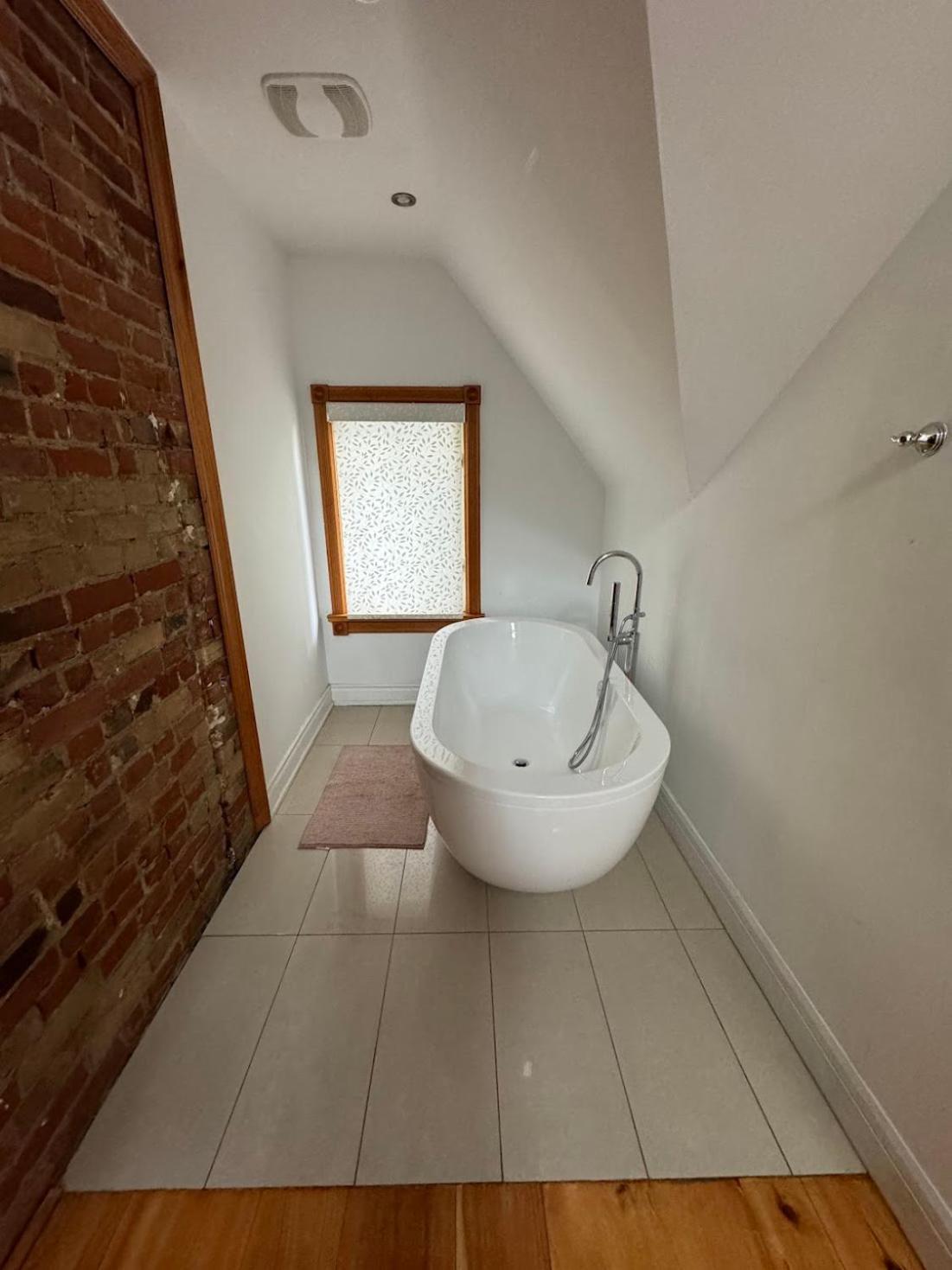 Spacious Townhouse Close To Dundas Square! Gasthof Toronto