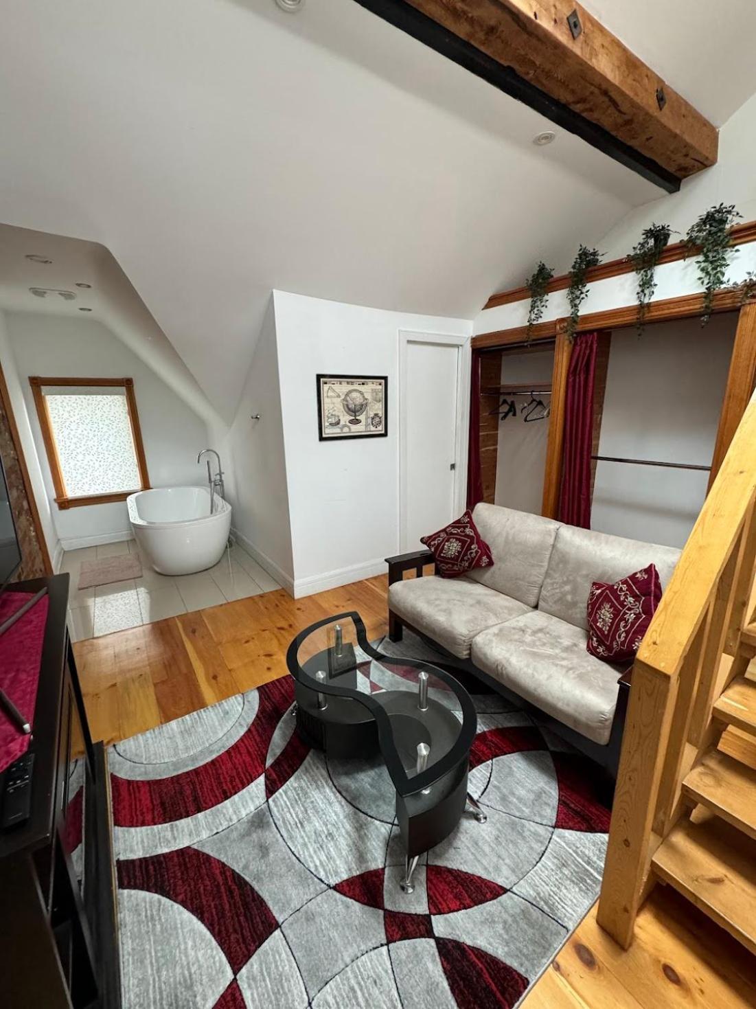 Spacious Townhouse Close To Dundas Square! Gasthof