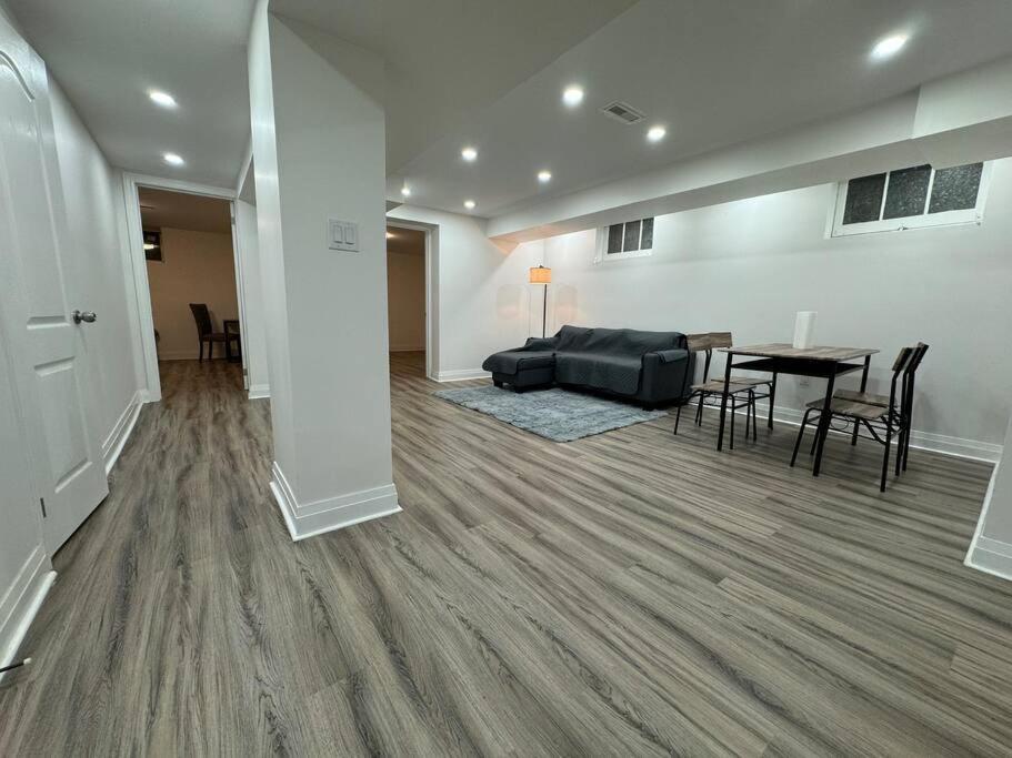Ferienhaus Spacious 2 Bedroom, 2 Bath Toronto