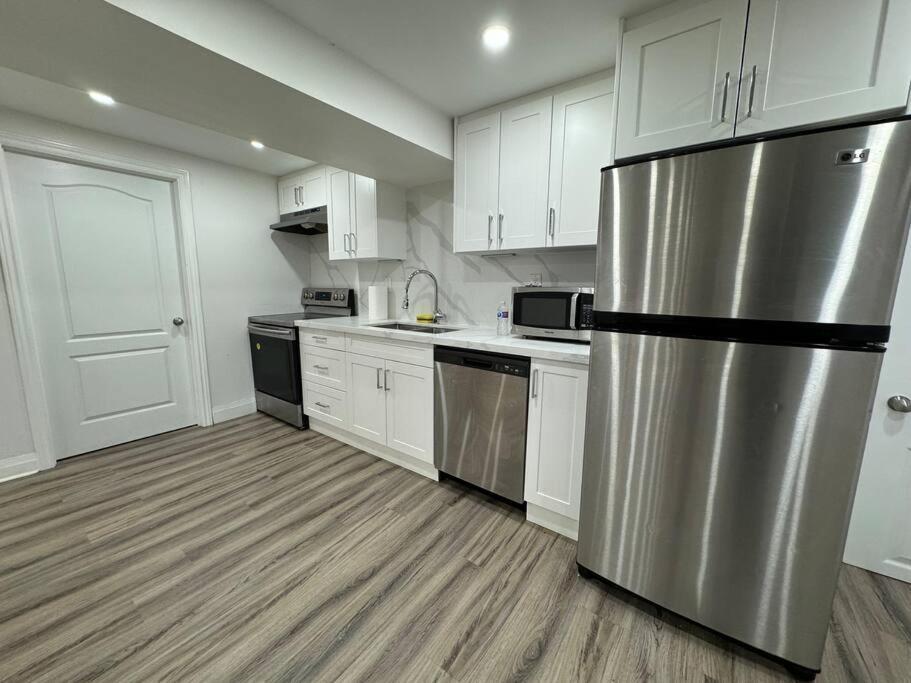 Ferienhaus Spacious 2 Bedroom, 2 Bath Toronto