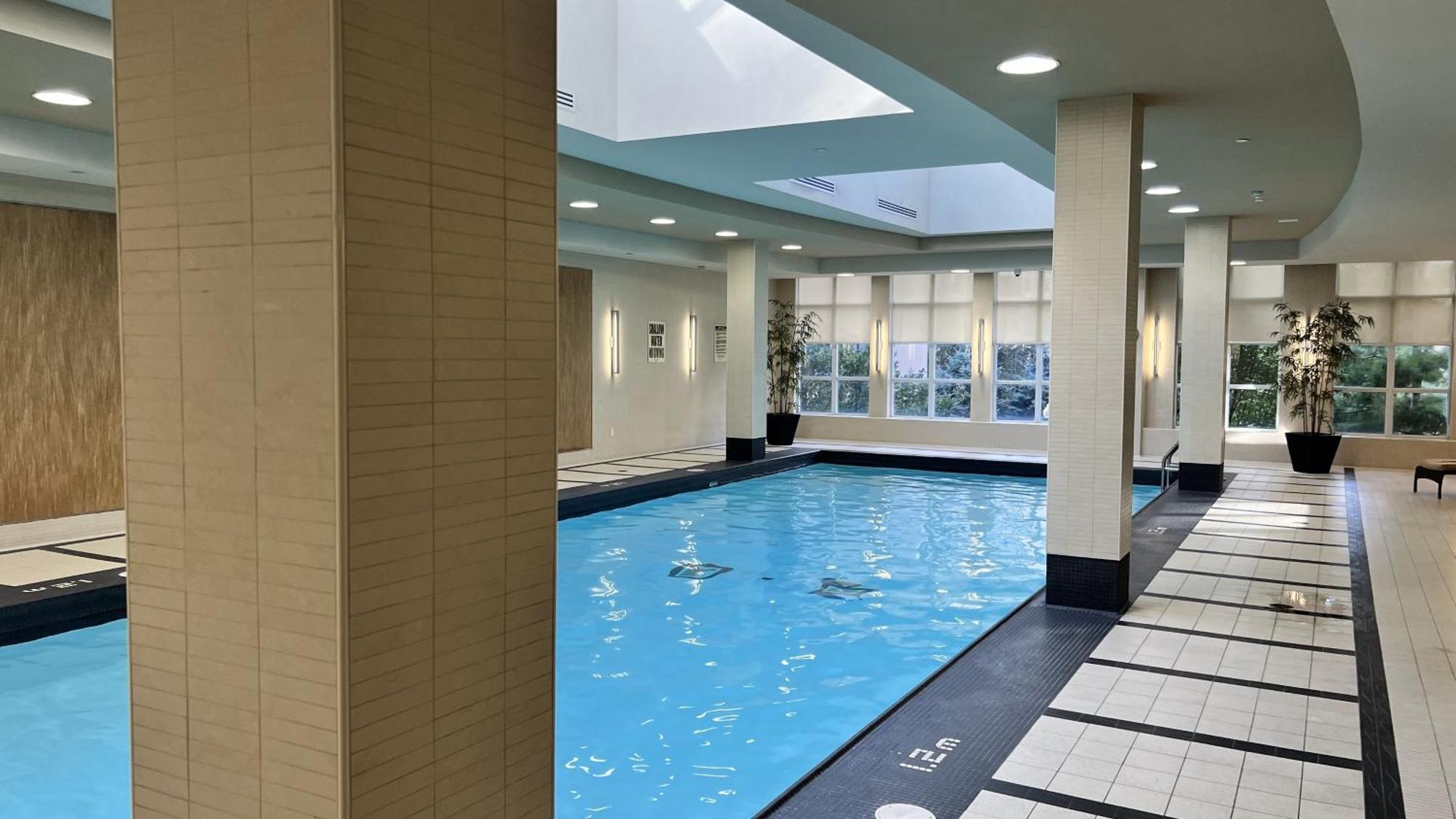 - With Yonge Street View And 3 Star Amenities Homestay *