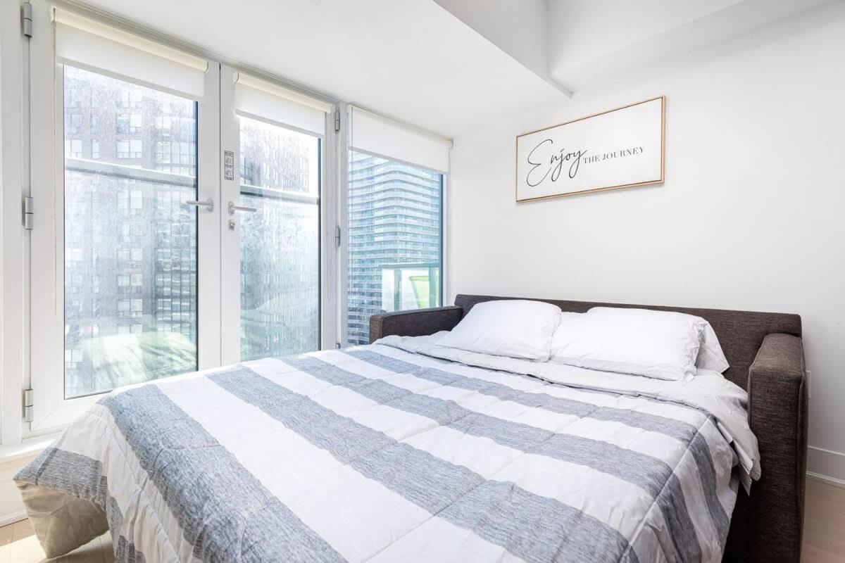 Work And Relax In Our 1br Dt Apartment Toronto