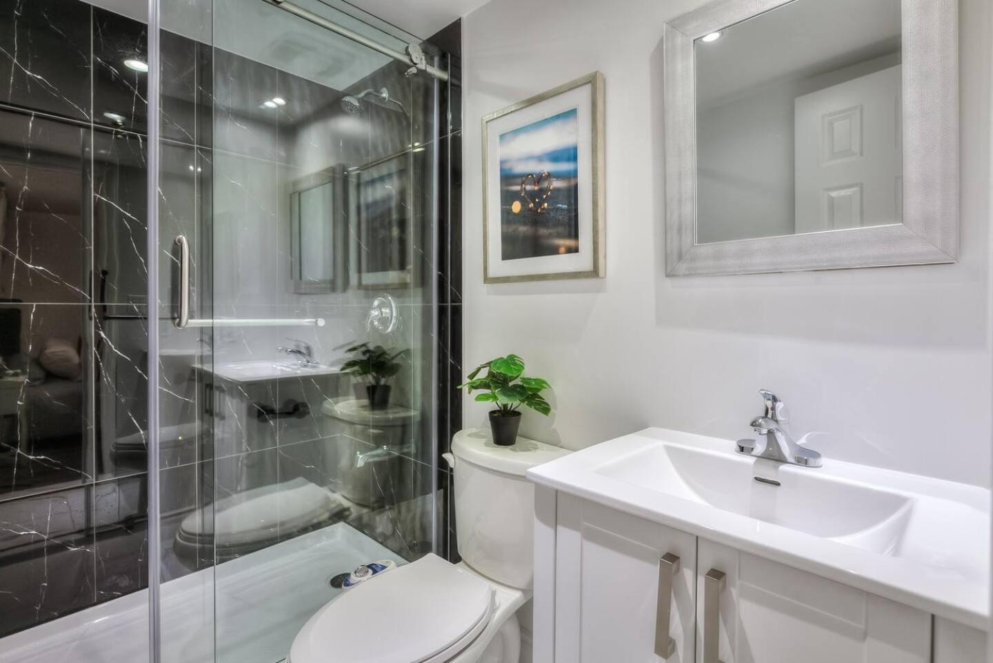 Ferienhaus 4 Bedrooms Or 2 Bedrooms House Near Fairview Mall And 401 & Dvp