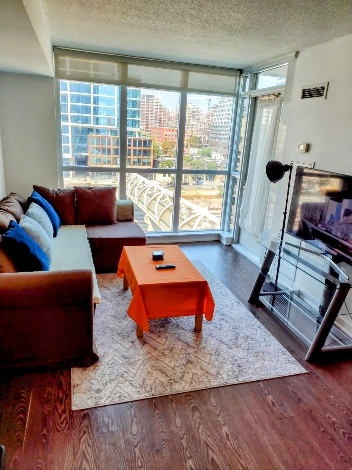 Downtown Condo, Free Indoor Parking With Amazing View * Toronto