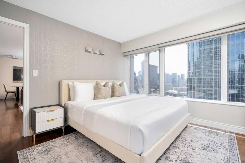 Centrally Located 2 Bd 2 Bth With Parking Apartment *