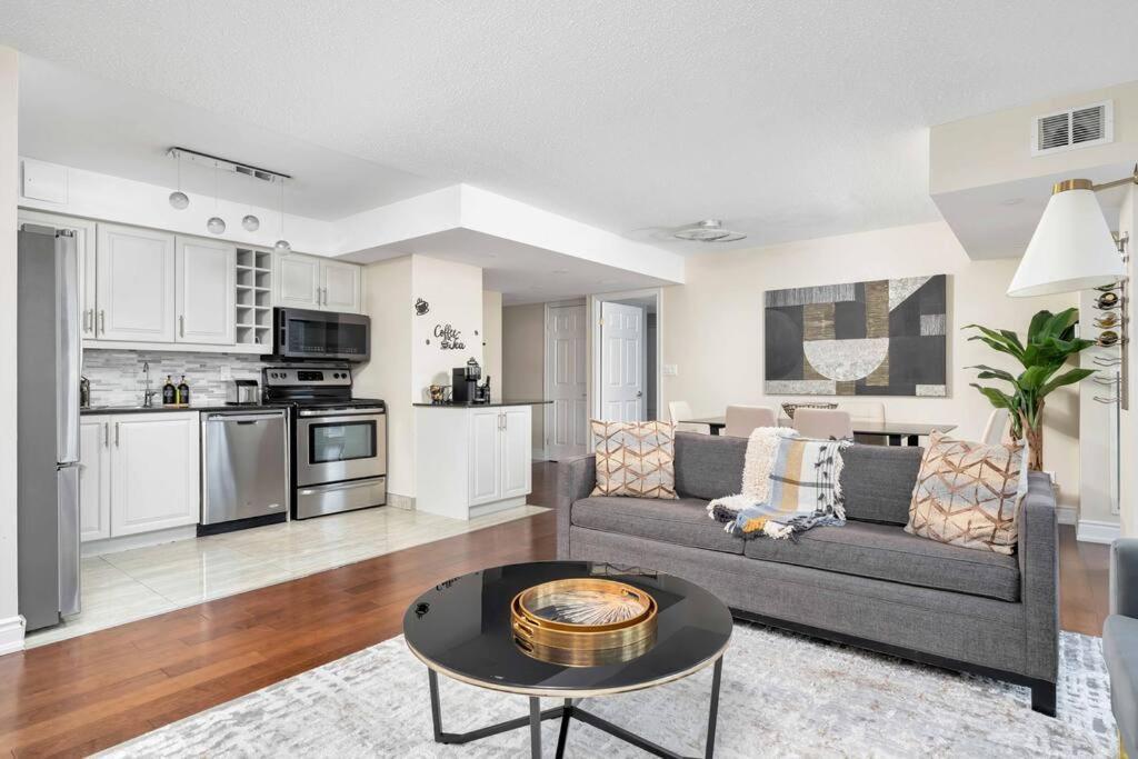 Centrally Located 2 Bd 2 Bth With Parking Apartment Toronto