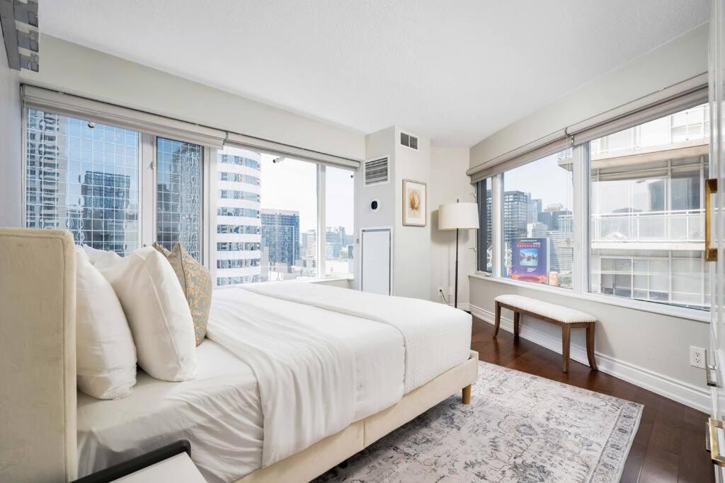 Centrally Located 2 Bd 2 Bth With Parking Apartment *