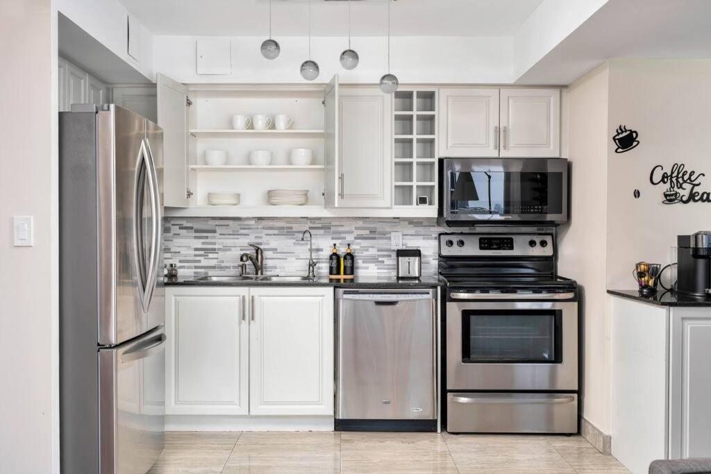 Centrally Located 2 Bd 2 Bth With Parking Apartment *