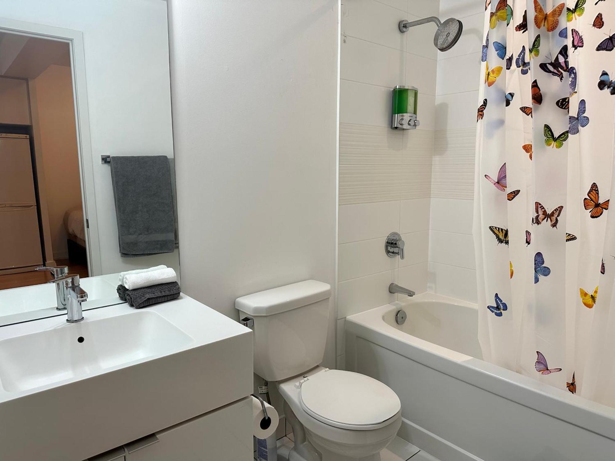 1bdrm Den With 2 Real Beds Sofabed & Terrace & Parking Apartment Toronto
