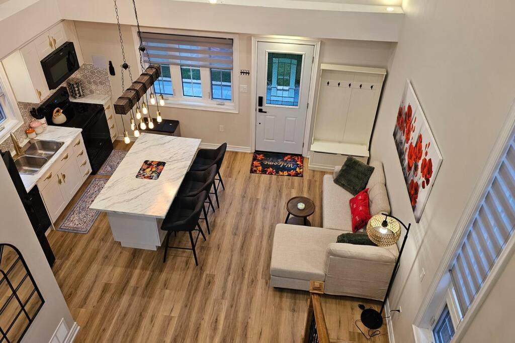 Luxury Family House 3 Beds, 1 Bath, 5 Guest * Toronto
