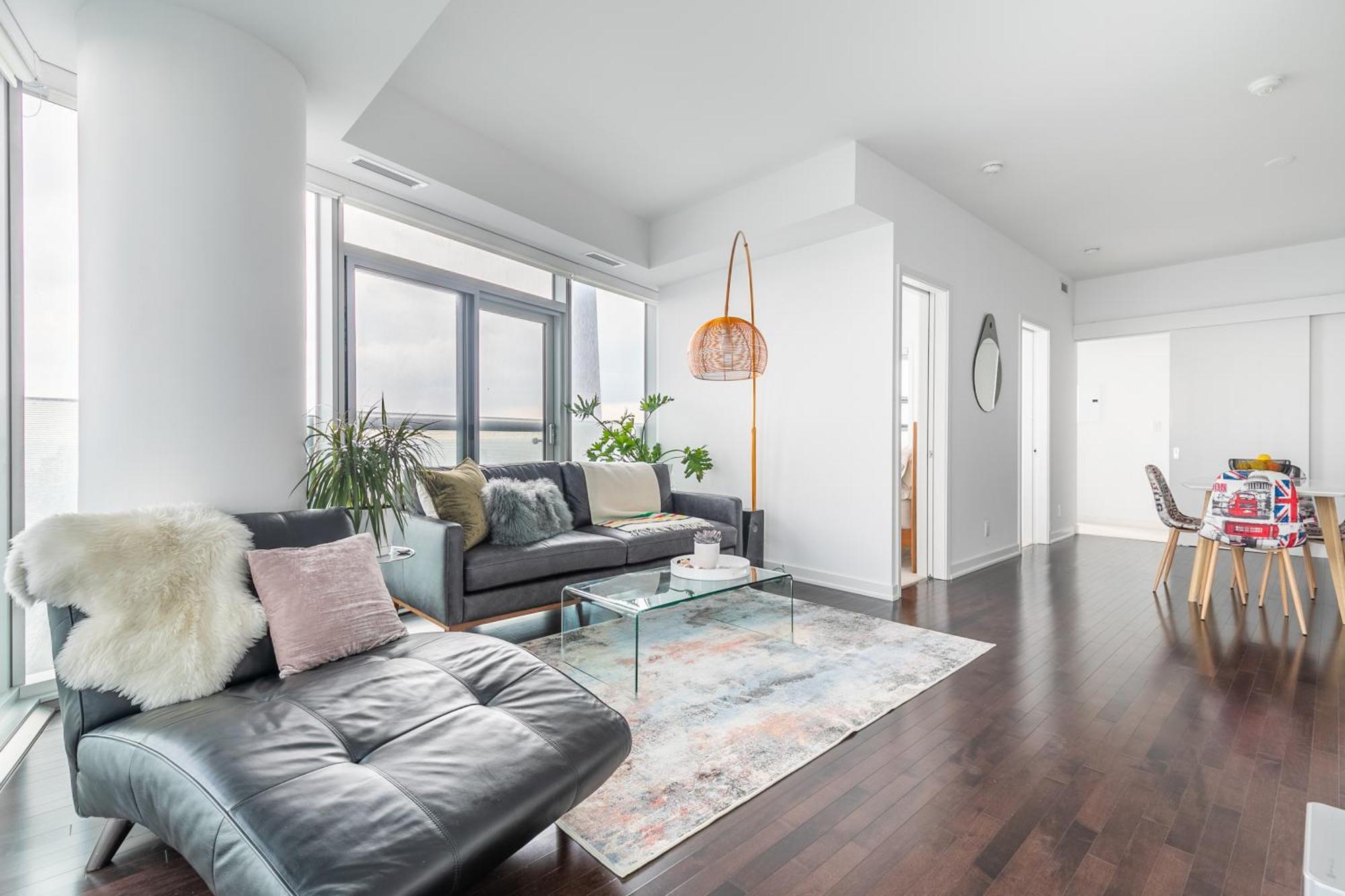 Cloud 9 In Downtown Apartment