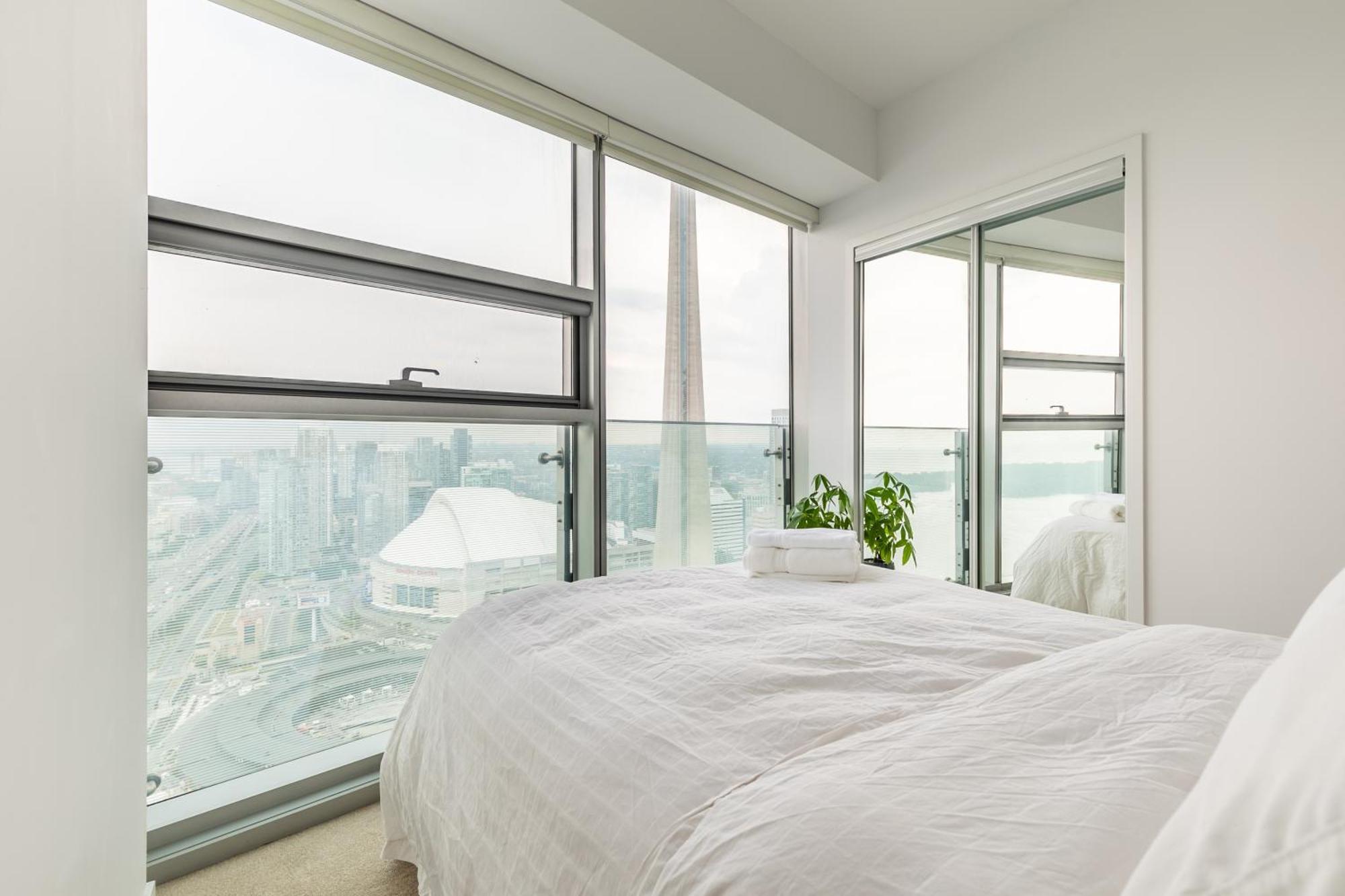 Cloud 9 In Downtown Apartment Toronto