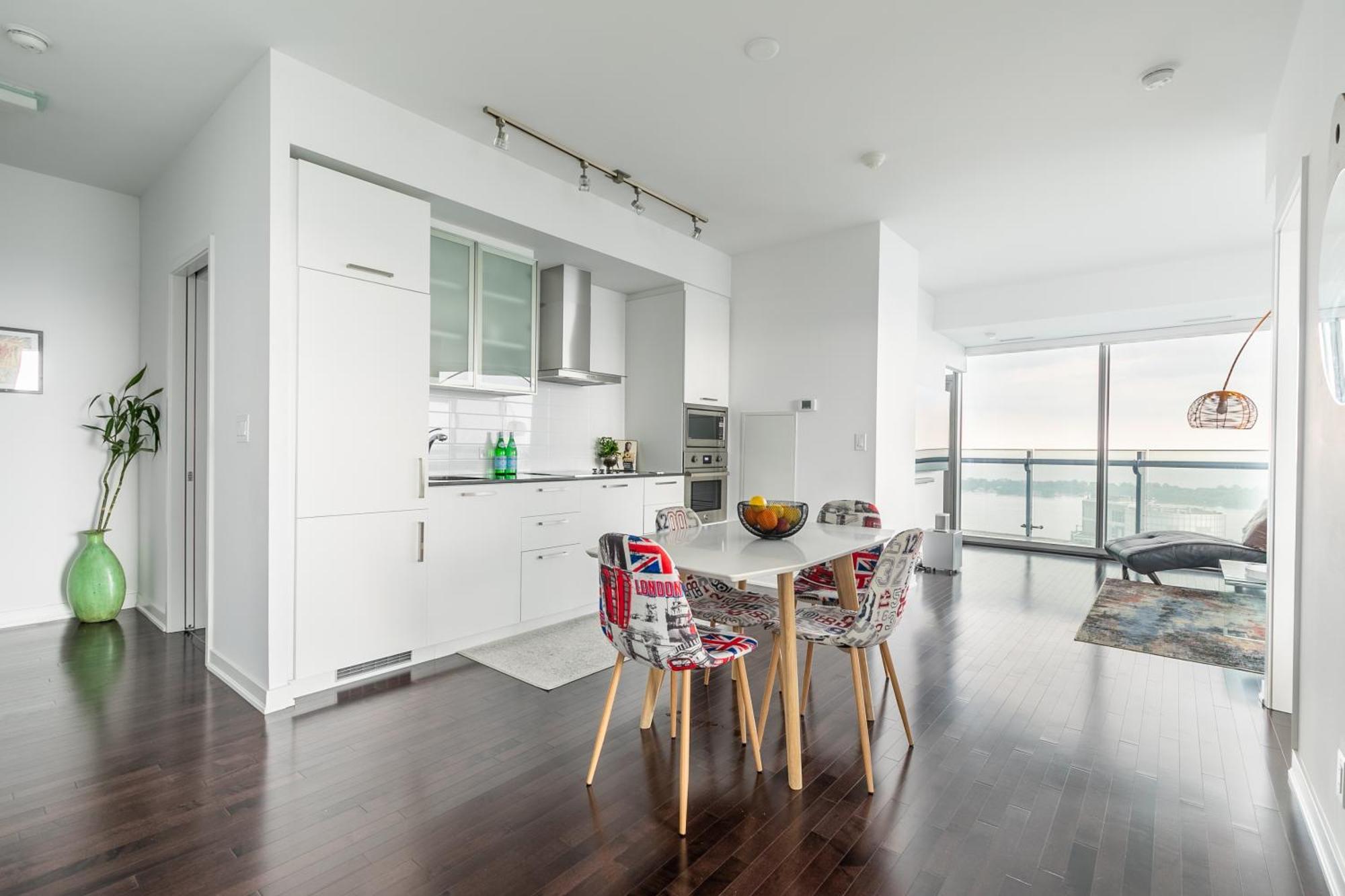 Apartment Cloud 9 In Downtown Toronto