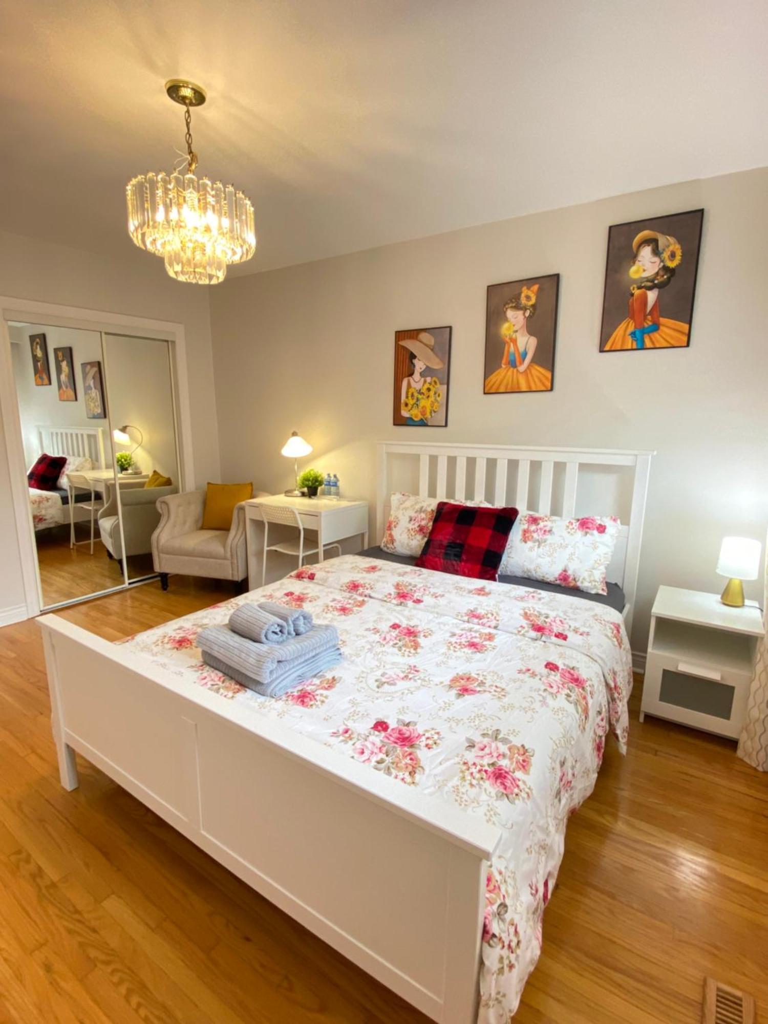 Sunny House - Main Floor, Free Parking, In Guest house