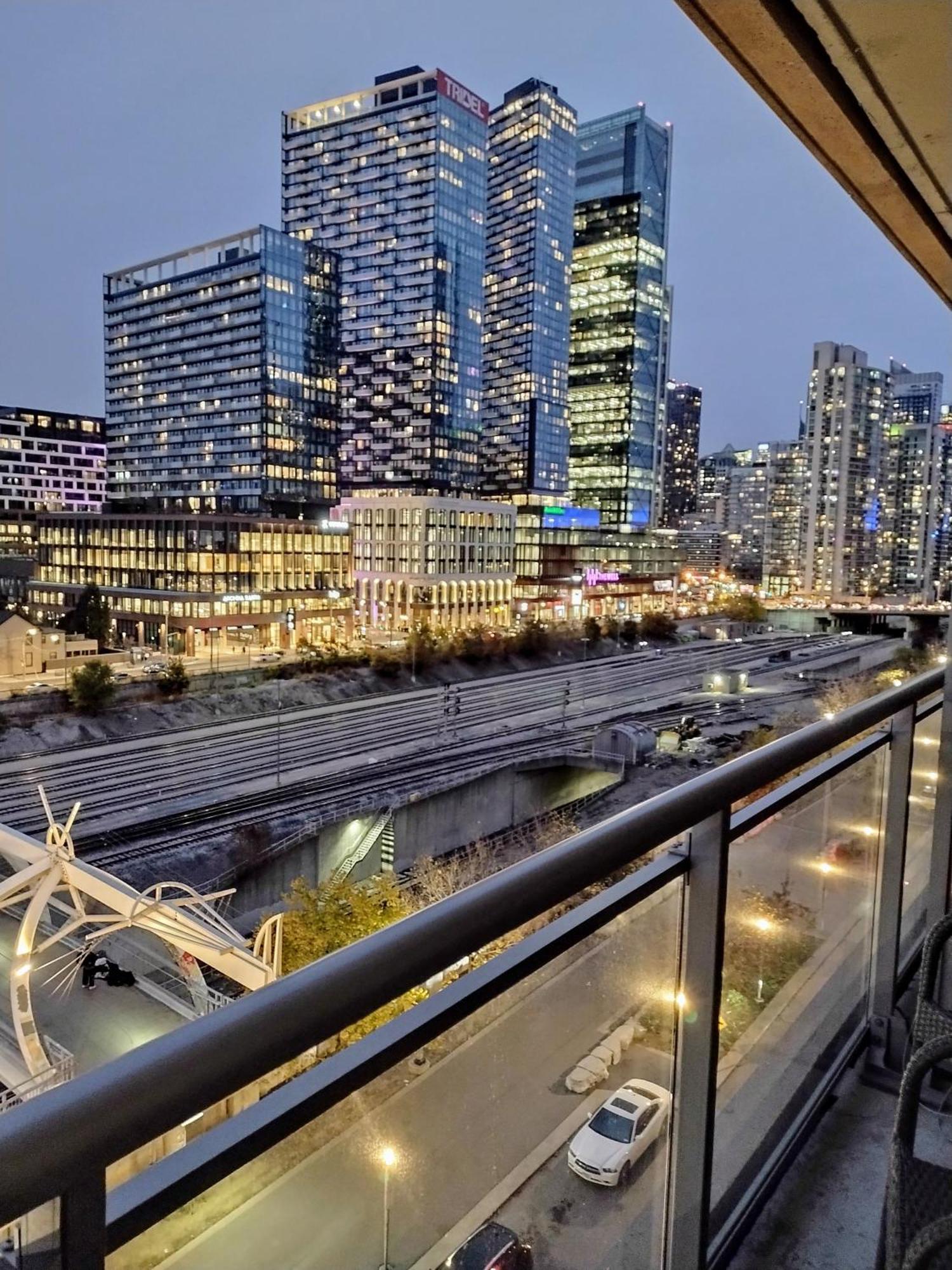 Apartment Downtown Condo, Free Indoor Parking With Amazing View *