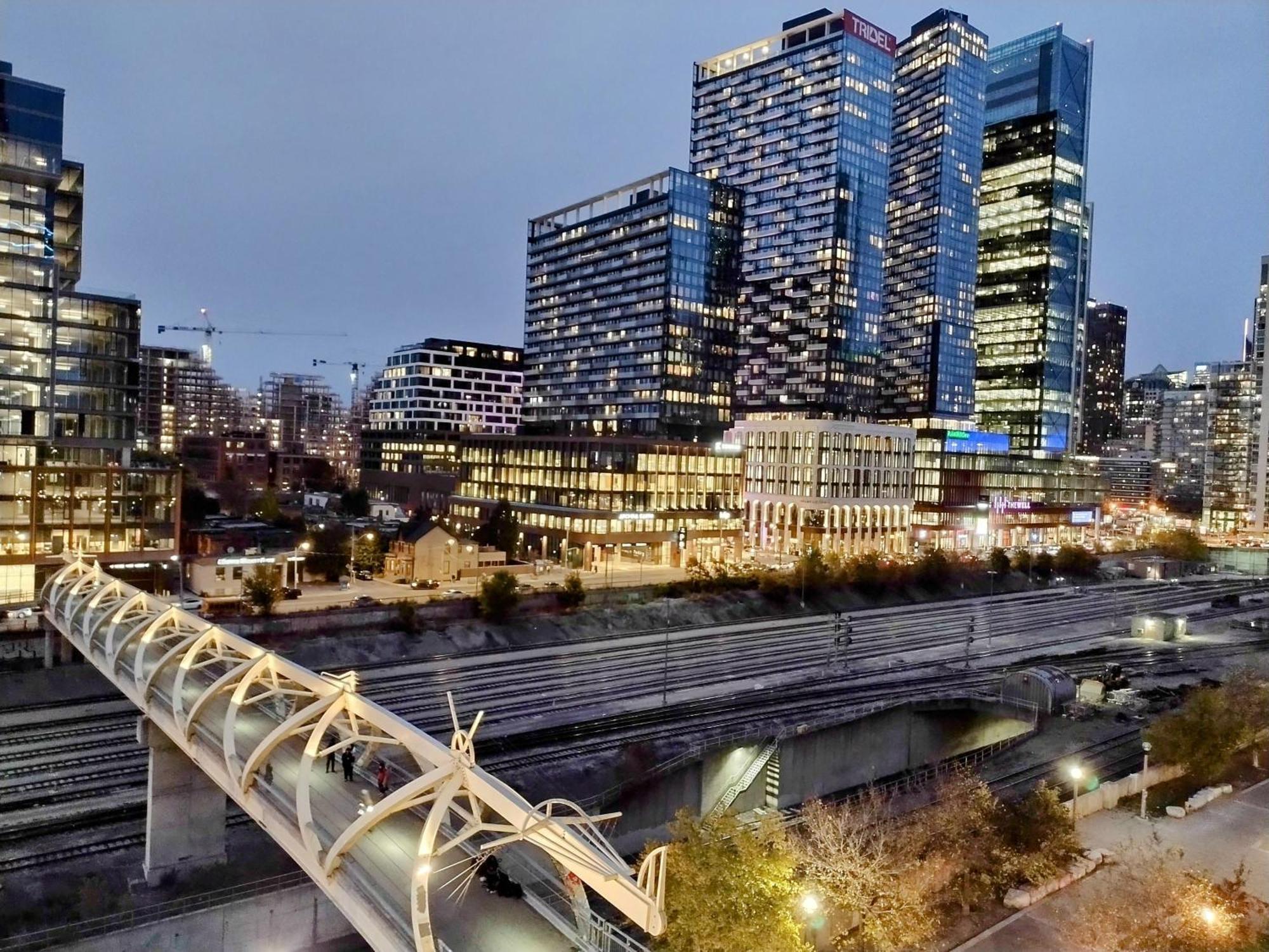 Downtown Condo, Free Indoor Parking With Amazing View Apartment *