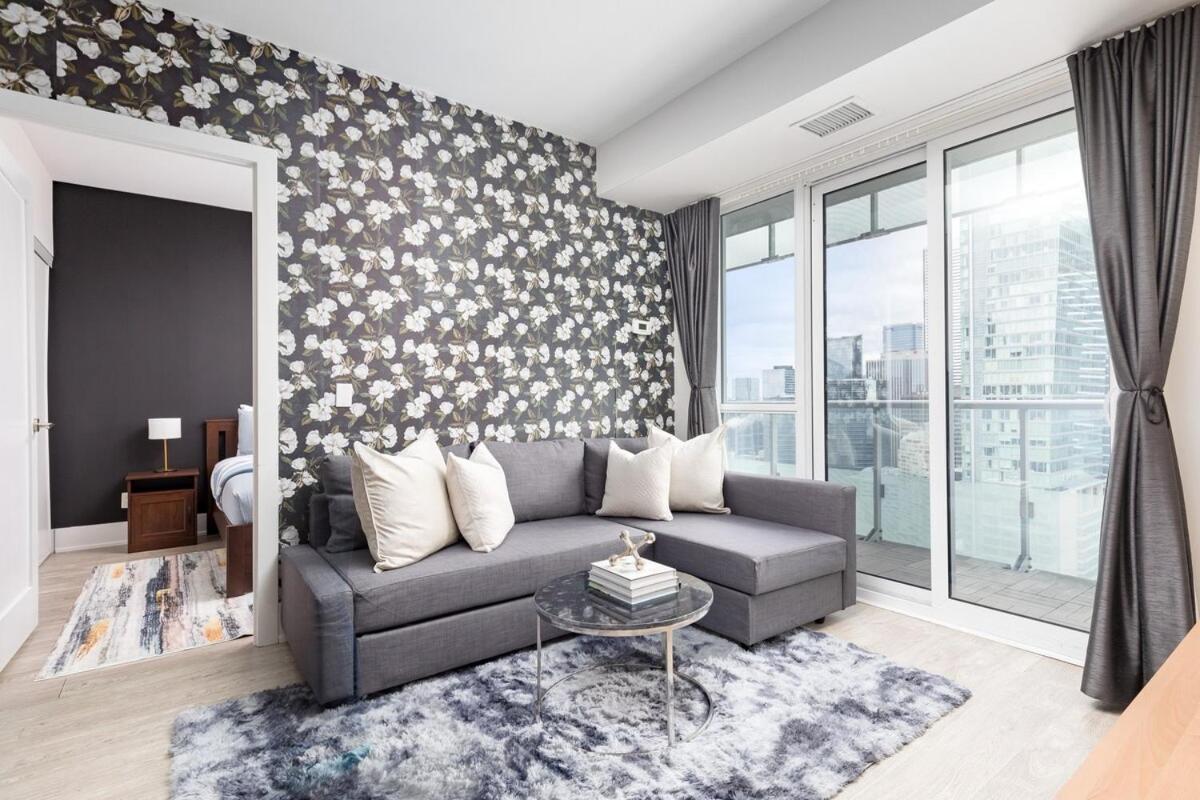 Lux Downtown Cn Tower Views W Parking Apartment