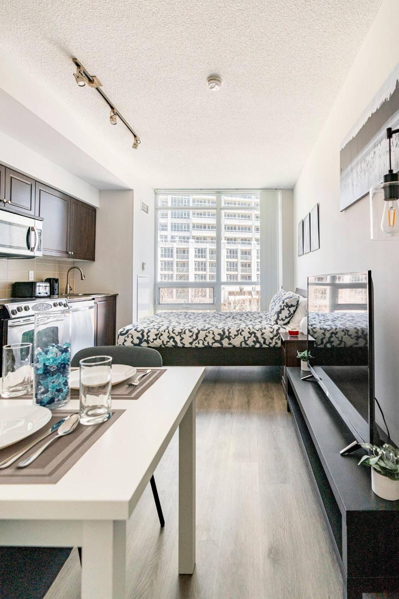View Towers - Steps To Cn Tower - Pool & Hot Tub - Free Parking Apartment *