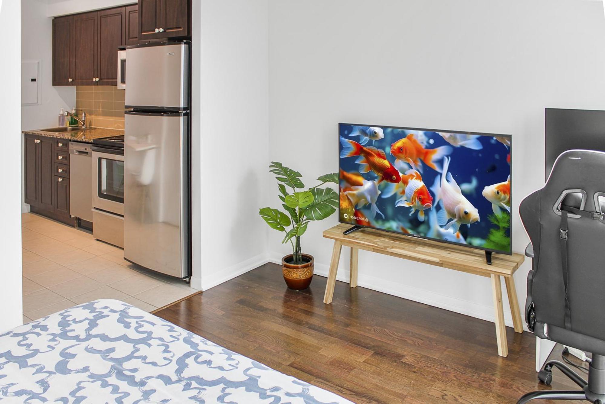 View Towers - Steps To Cn Tower - Pool & Hot Tub - Free Parking *