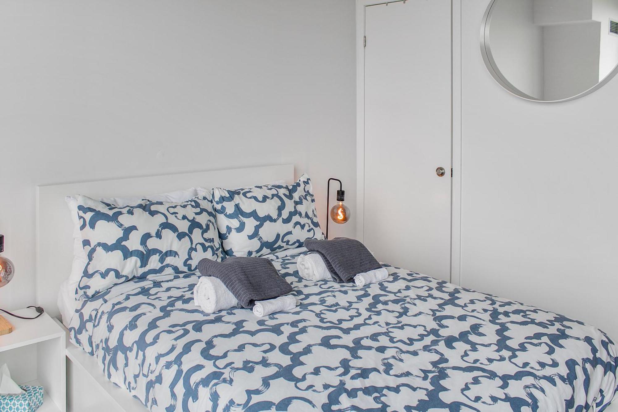 View Towers - Steps To Cn Tower - Pool & Hot Tub - Free Parking Apartment Toronto