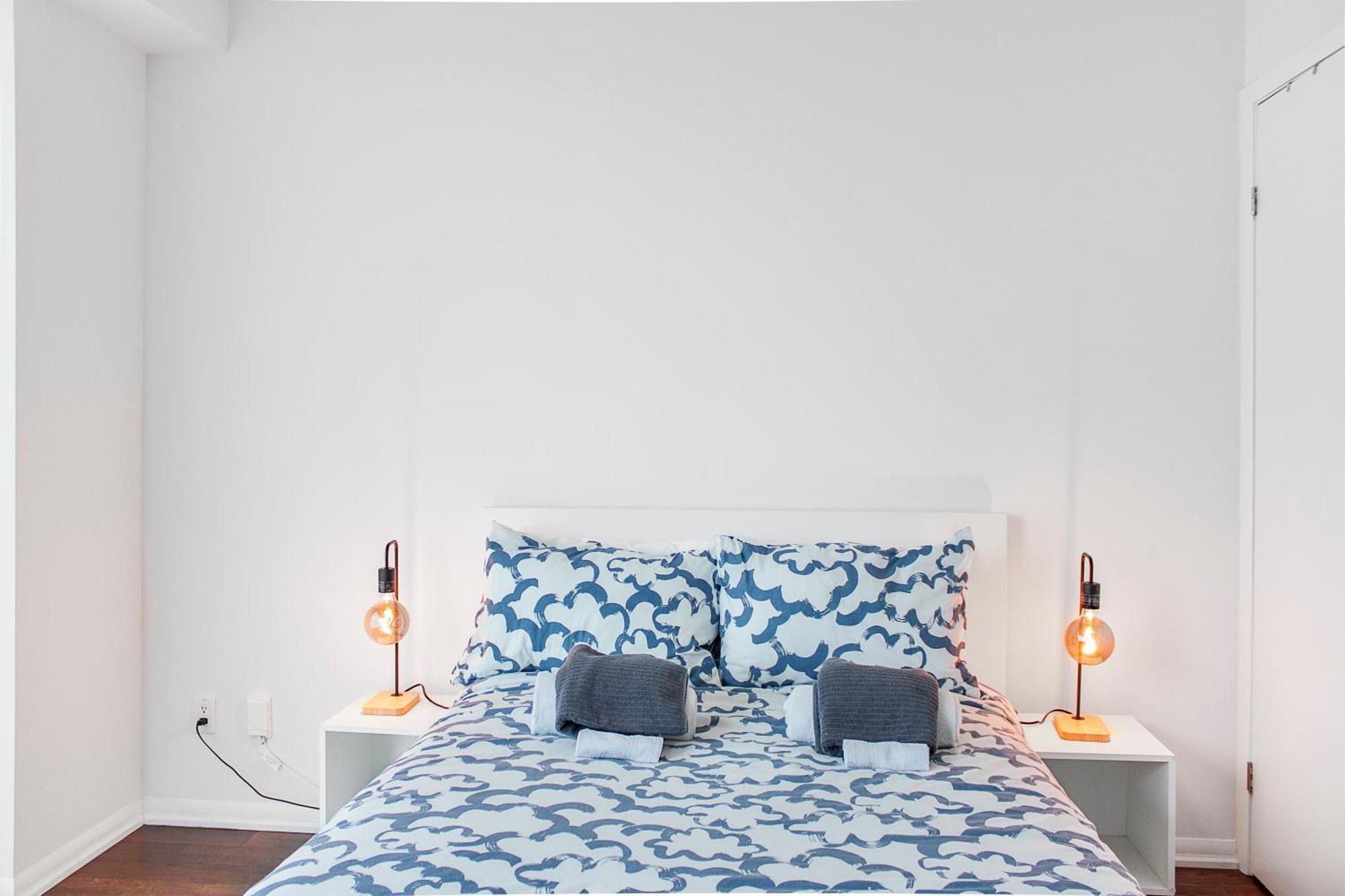 View Towers - Steps To Cn Tower - Pool & Hot Tub - Free Parking * Toronto