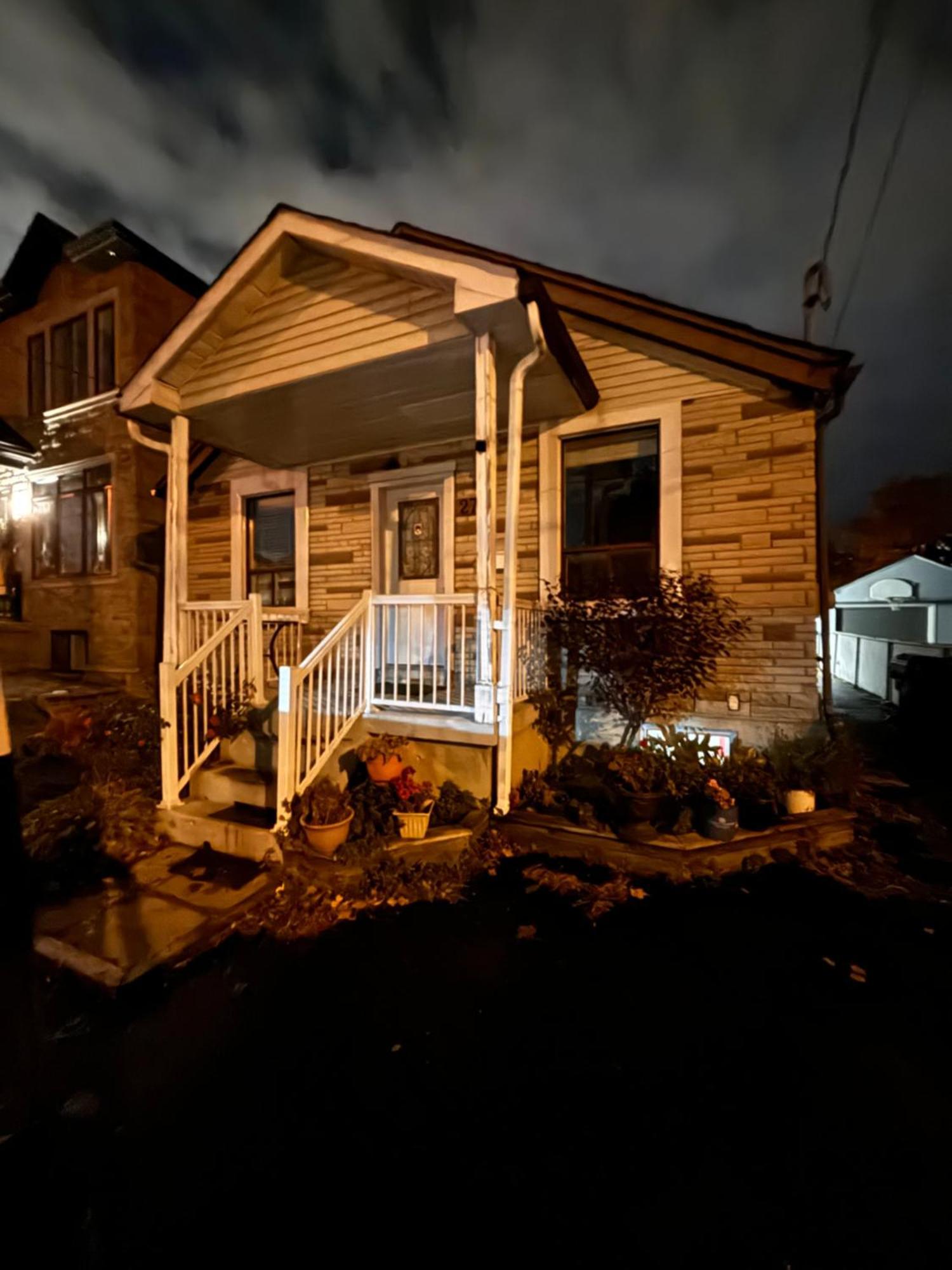 3bed Bungalow,full Privacy,free Parking, Late Checkin Possible Toronto