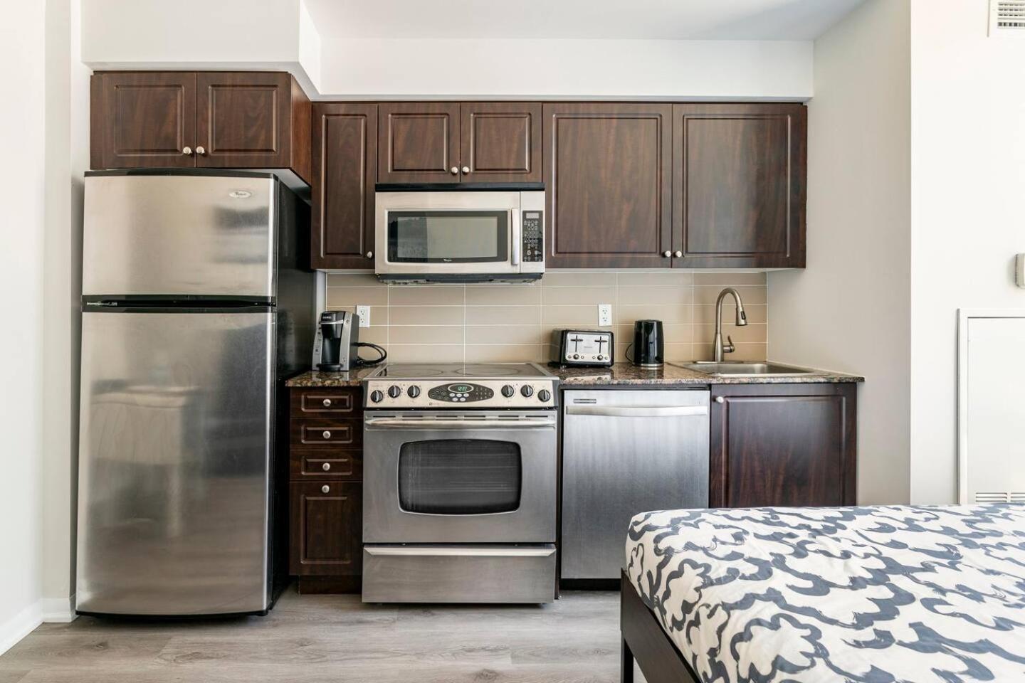Apartment View Towers - Steps To Cn Tower - Pool & Hot Tub - Free Parking Toronto