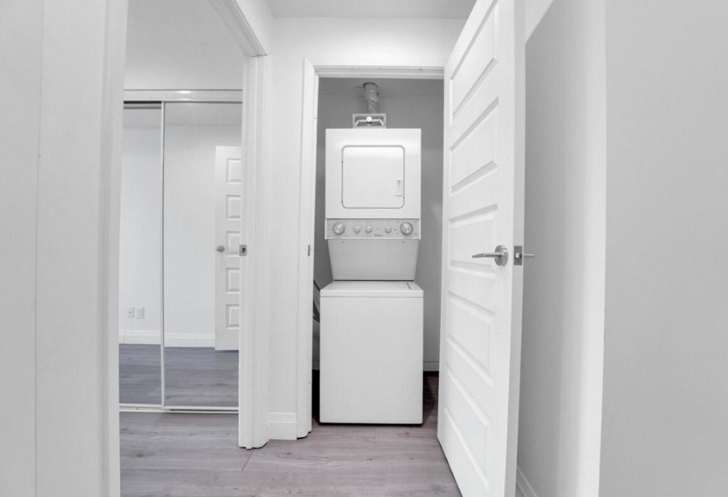 View Towers - Steps To Cn Tower - Pool & Hot Tub - Free Parking * Toronto