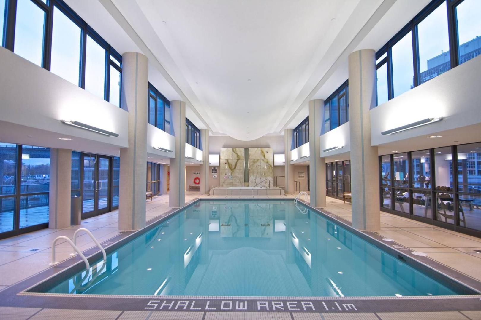 View Towers - Steps To Cn Tower - Pool & Hot Tub - Free Parking *