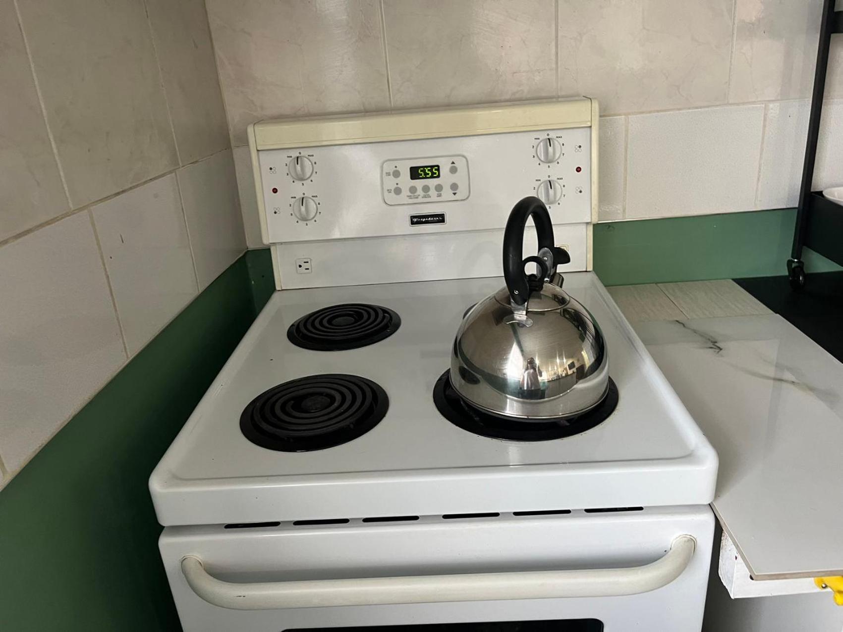 Guest house Queen Bedroom Near Finch Subway *