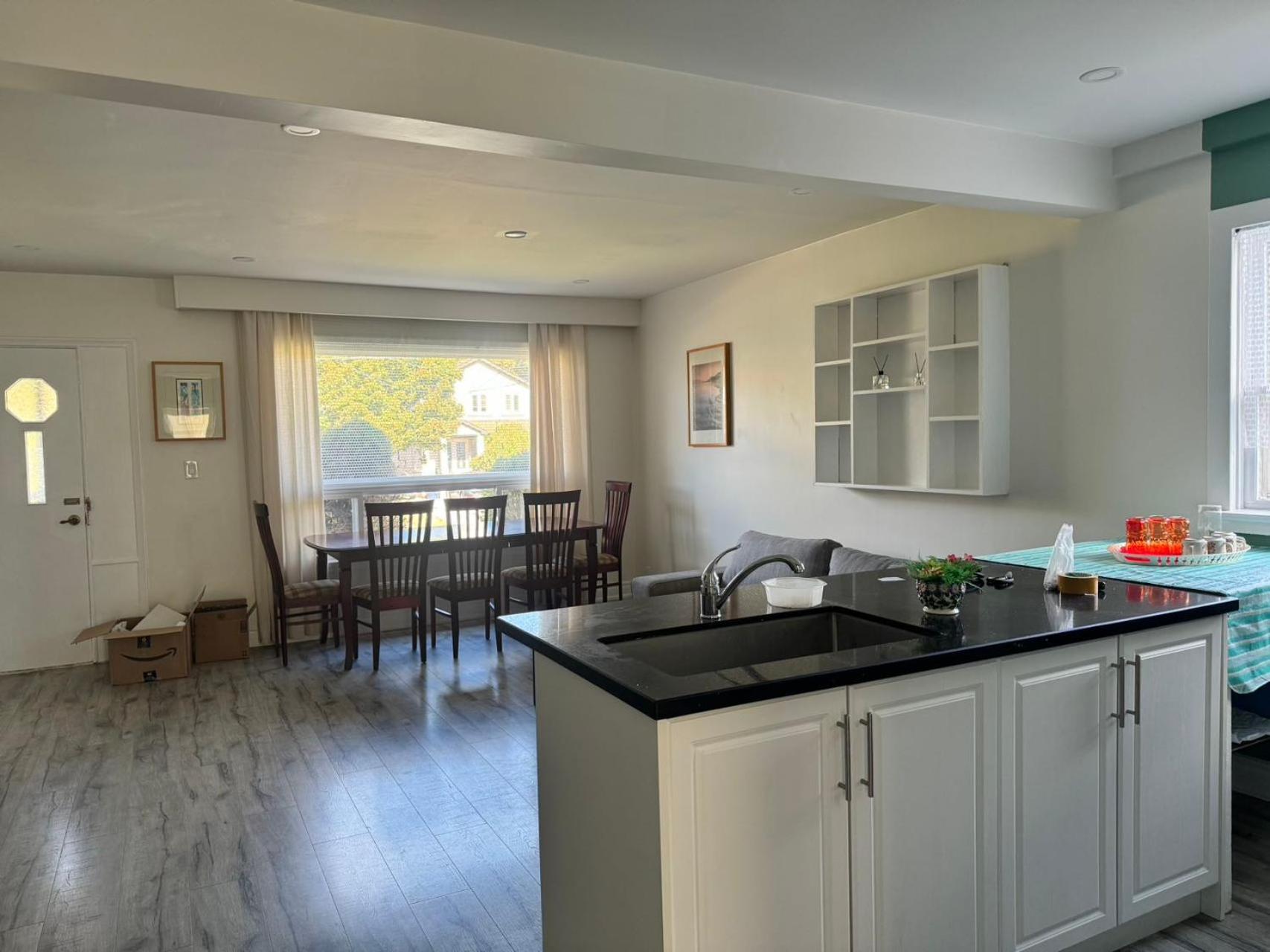 Queen Bedroom Near Finch Subway Toronto
