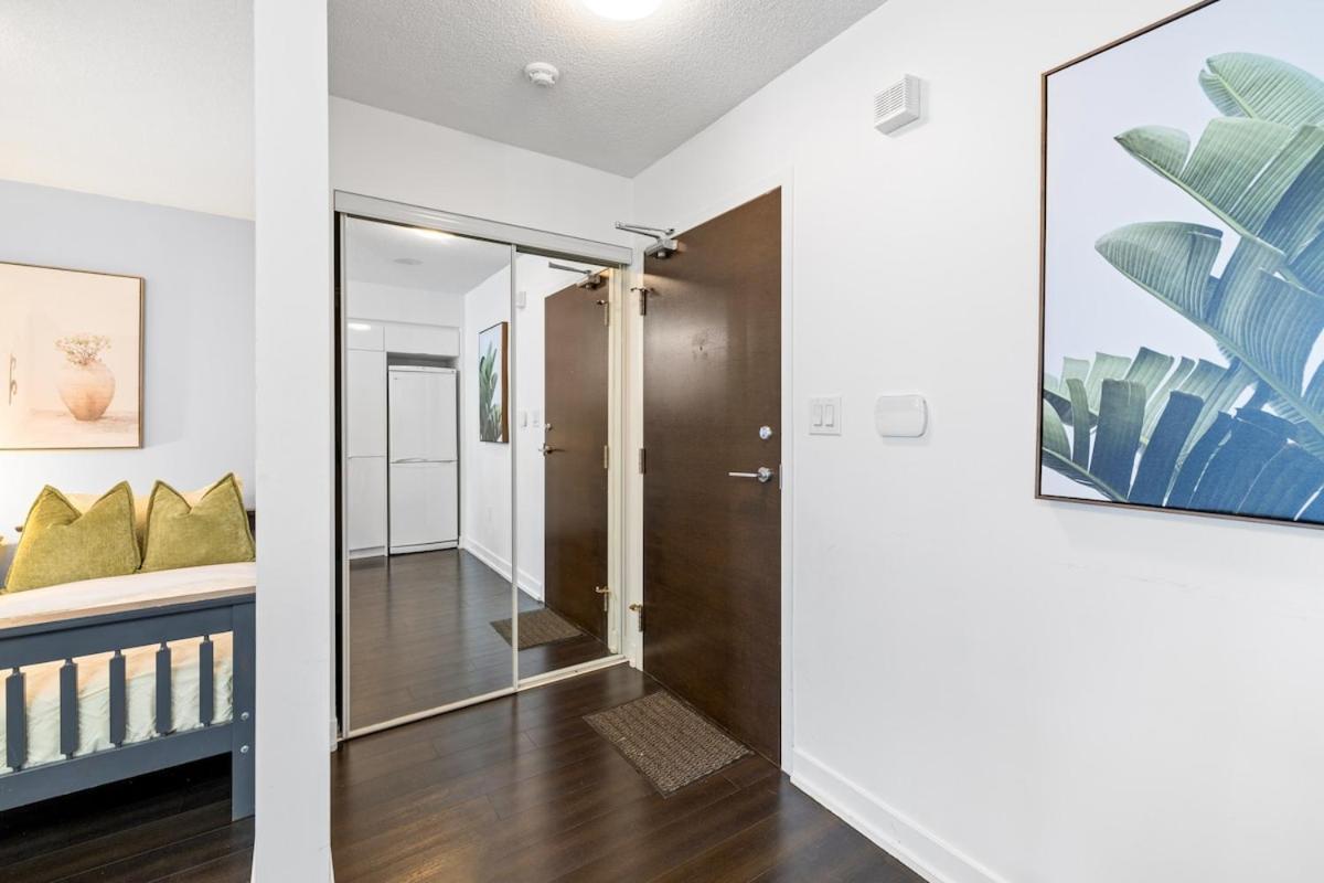 Apartment Spacious Bright & Sunlit Near Rogers & Scotia Arena