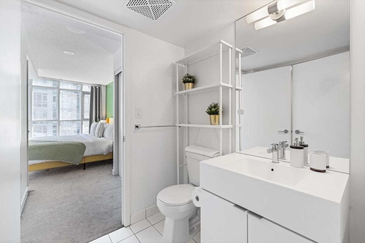 Spacious Bright & Sunlit Near Rogers & Scotia Arena Apartment Toronto