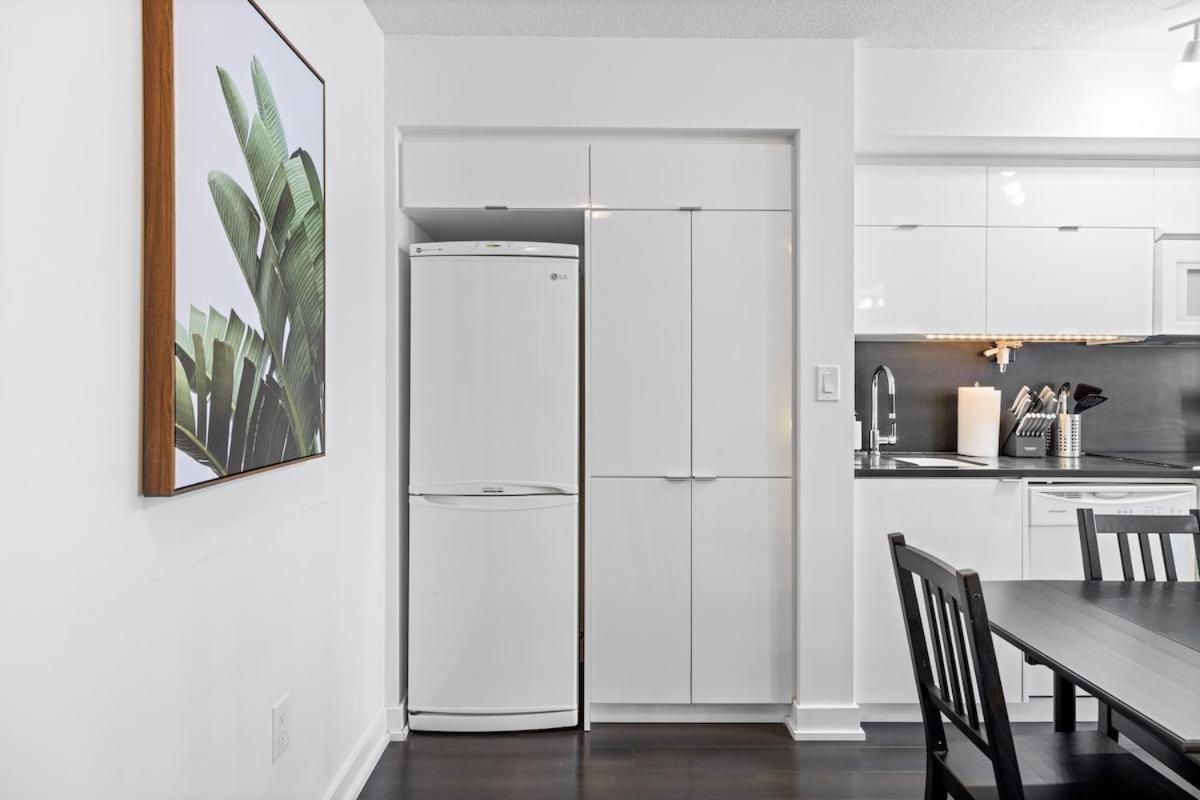 Apartment Spacious Bright & Sunlit Near Rogers & Scotia Arena