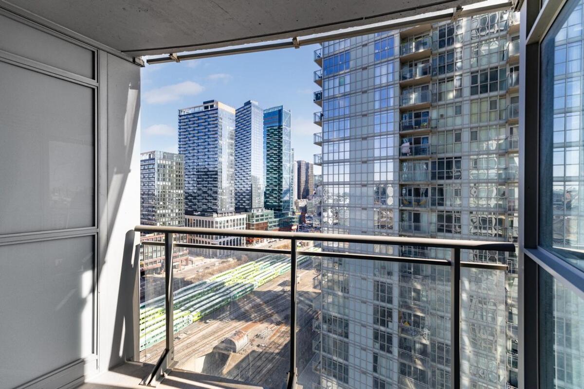 Spacious Bright & Sunlit Near Rogers & Scotia Arena Toronto