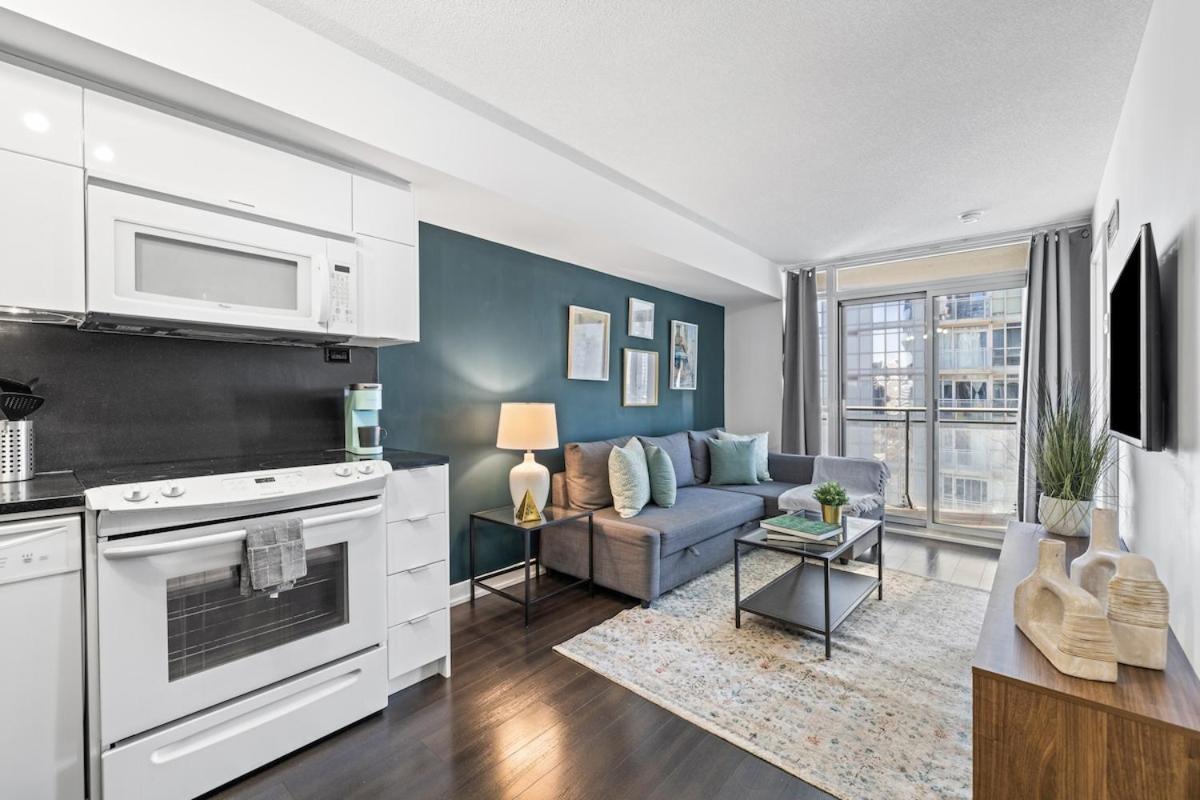 Spacious Bright & Sunlit Near Rogers & Scotia Arena * Toronto