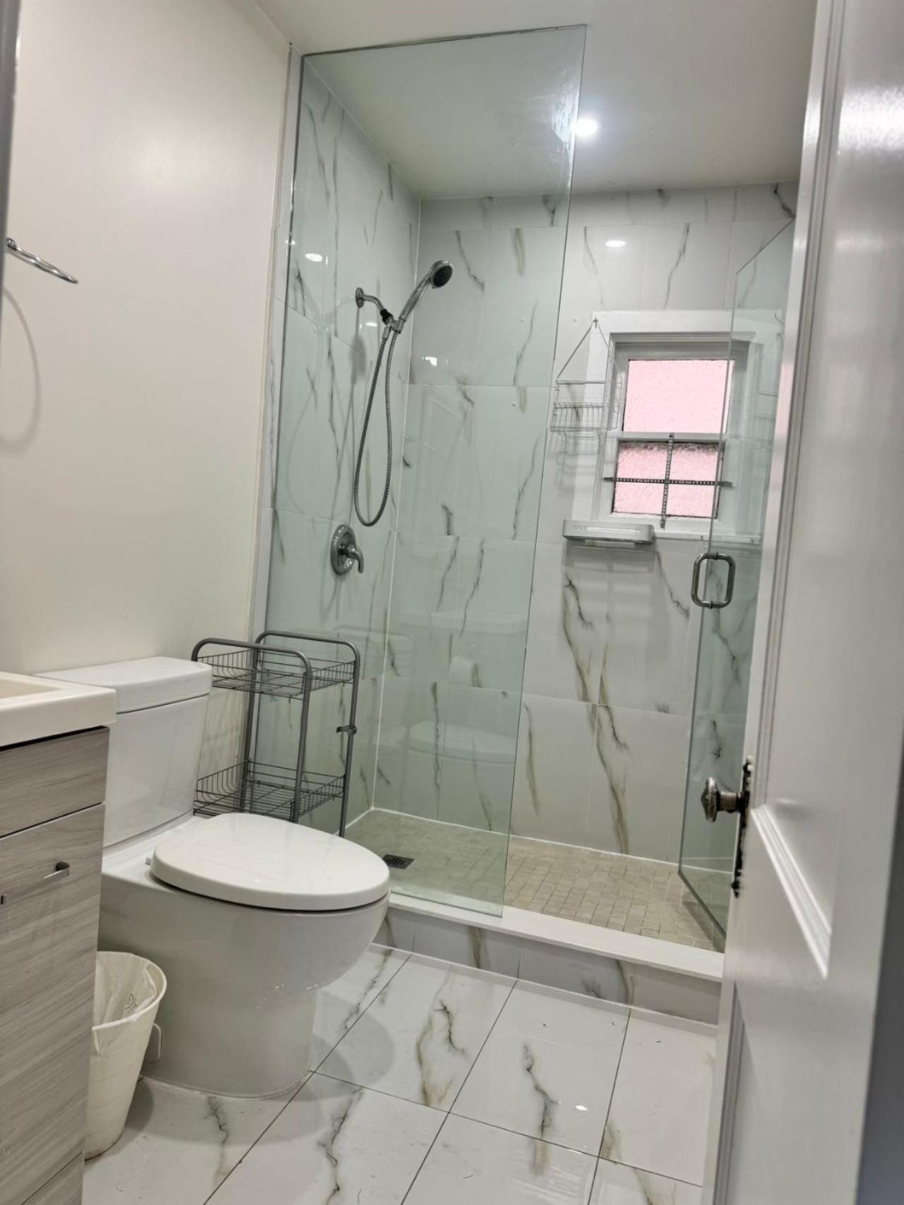 Guest house Queen Comfort Close To Finch Station & Shopping Toronto