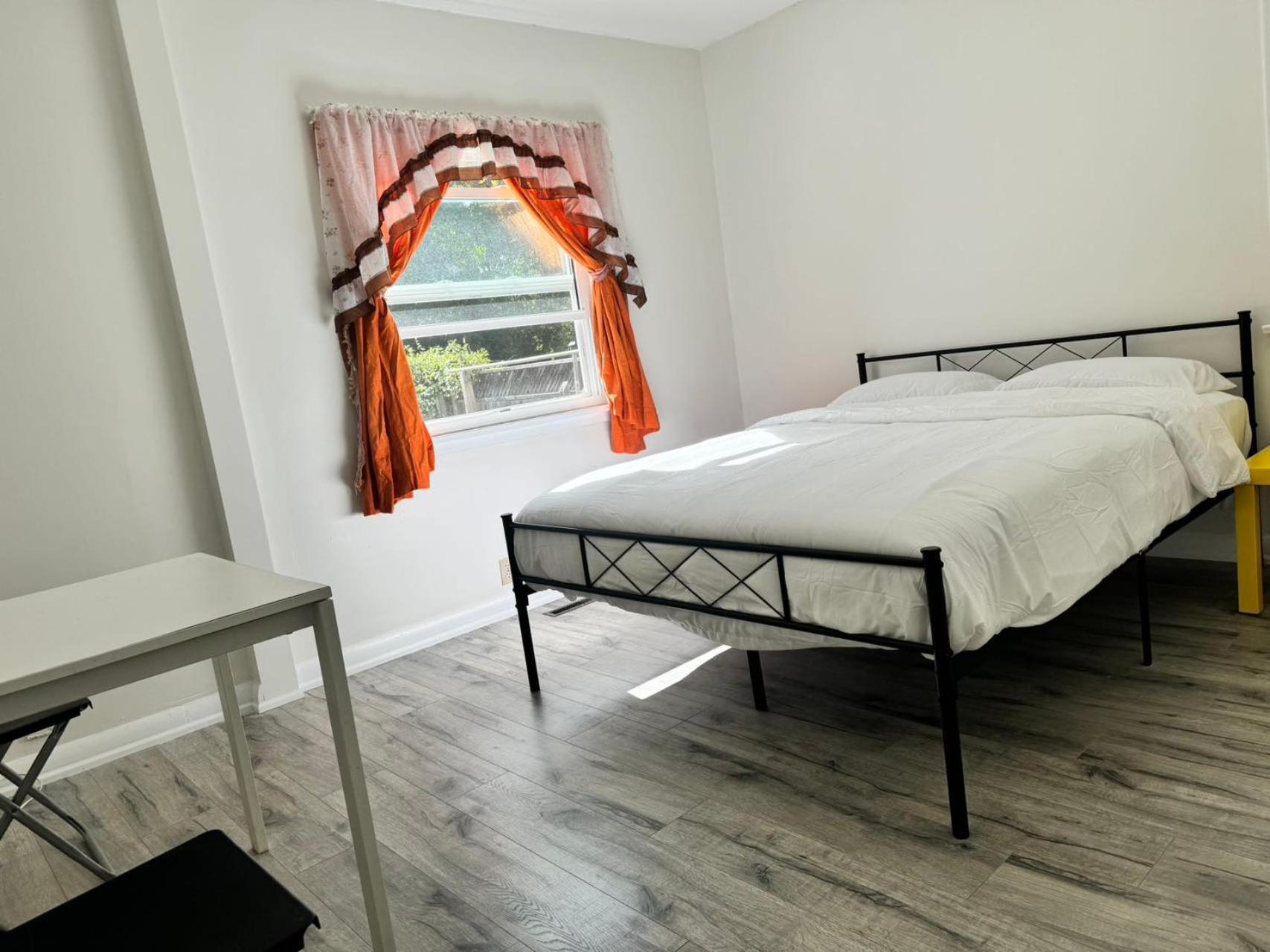 Queen Bedroom Near Finch Subway * Toronto